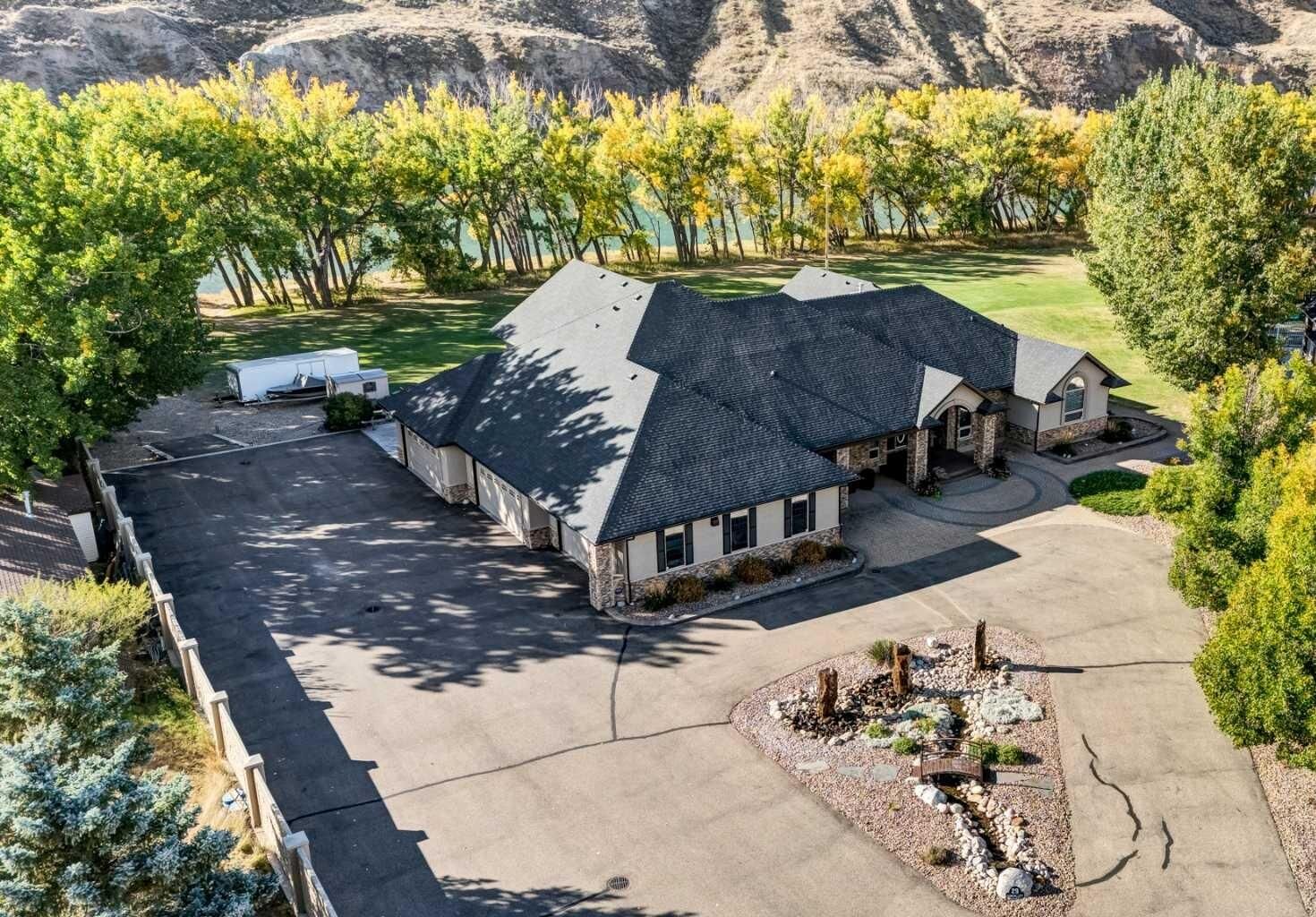 Property Photo: 29 Sunvalley Court SW AB T0J 2P0