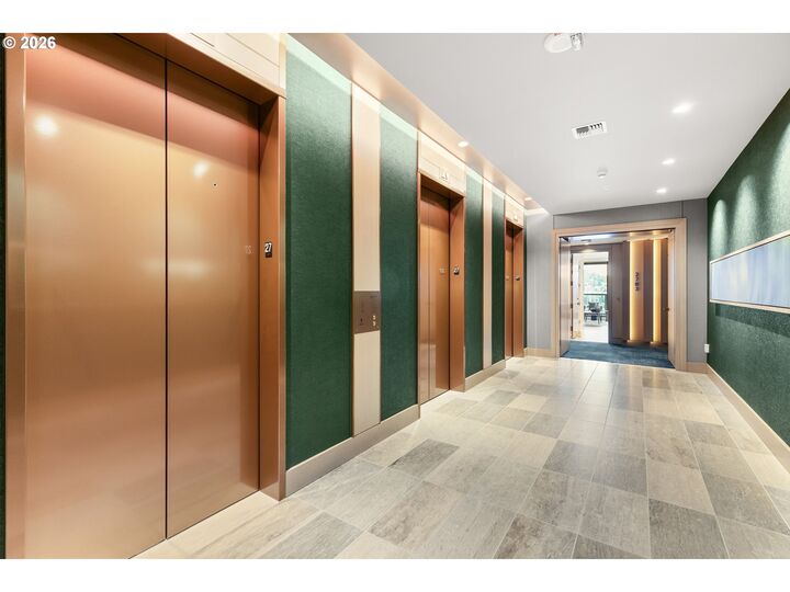 Property Photo: 550 SW 10th Ave 2405 OR 97205