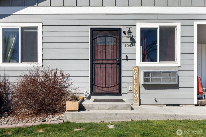 Property Photo: 1042 W Charlotte Street WA 98837