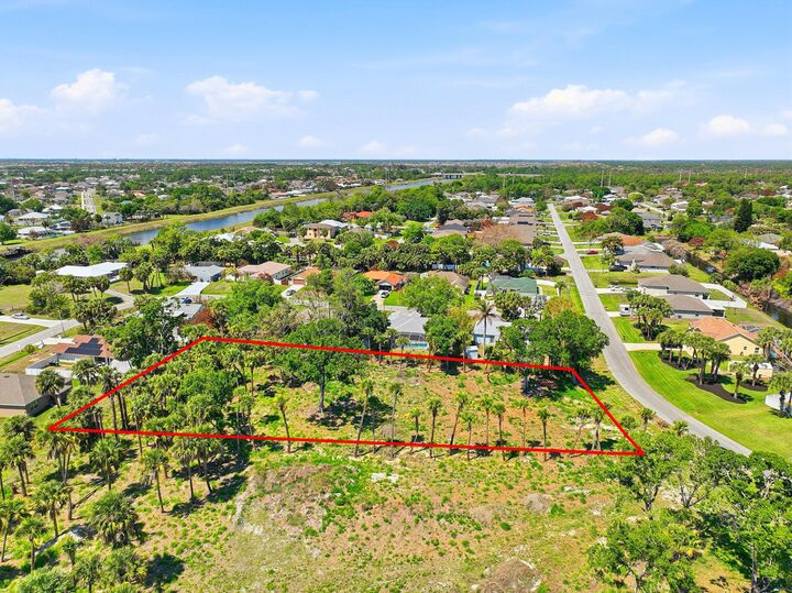 Property Photo:  2016 SW Leafy Road  FL 34953 