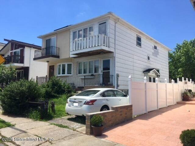 Property Photo:  25 Strawberry Lane  NY 10312 