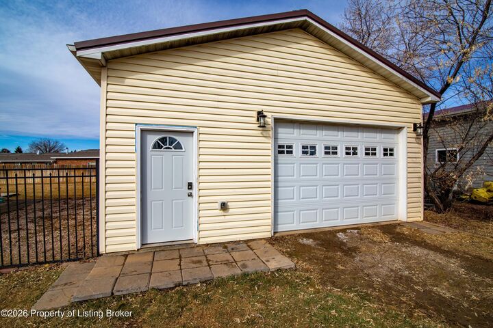 Property Photo: 406 Meadow Lane ND 58646