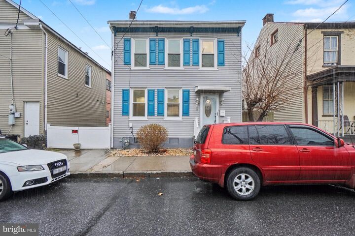 Property Photo:  808 Locust Street  PA 17042 
