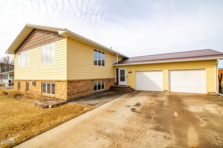 Property Photo:  406 Meadow Lane  ND 58646 