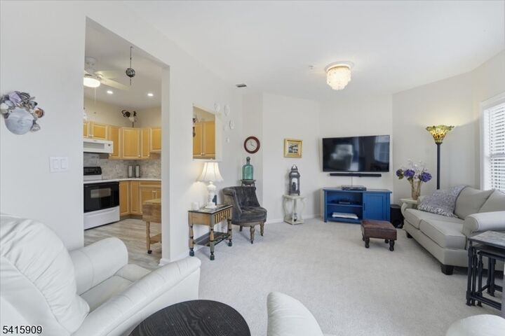 Property Photo:  375 Rifle Camp Rd 105  NJ 07424 