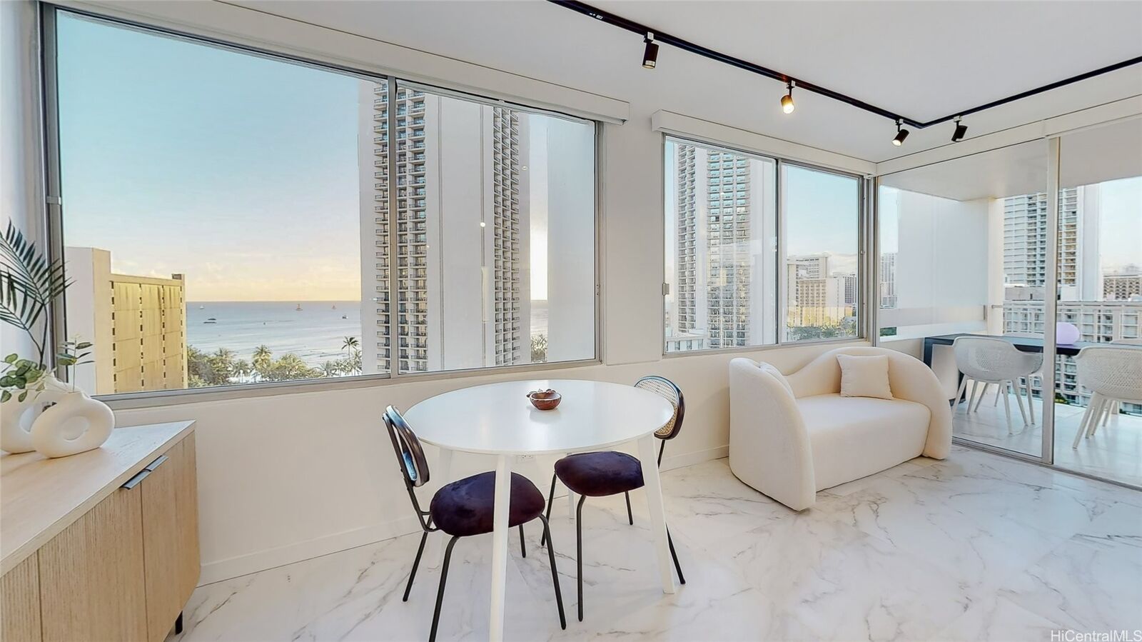 Property Photo:  2427 Kuhio Avenue 1403  HI 96815 