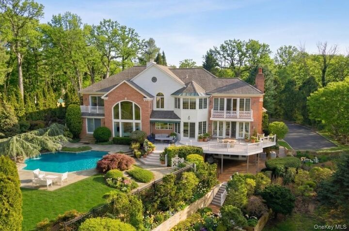 Property Photo:  19 Cobblestone Court  NY 11721 