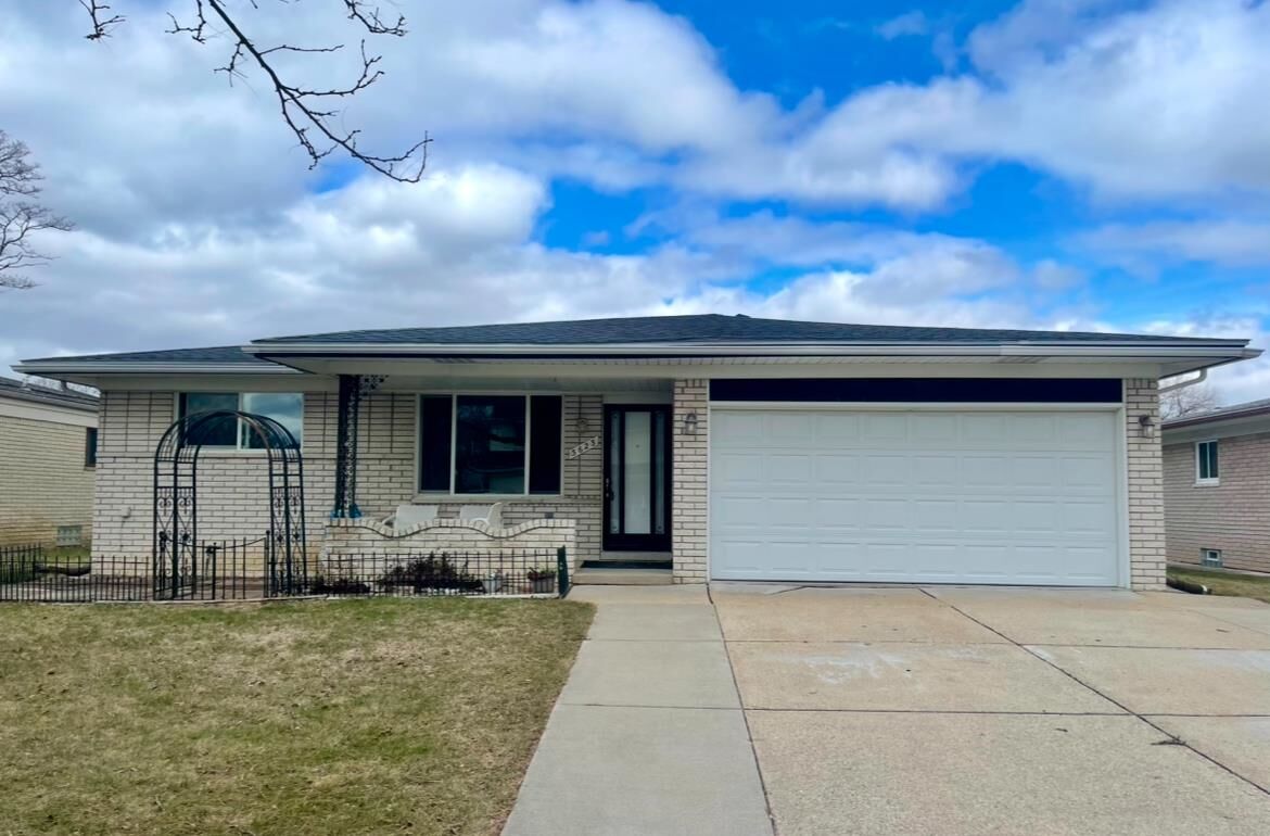 Property Photo:  3623 Tracy Drive  MI 48310 