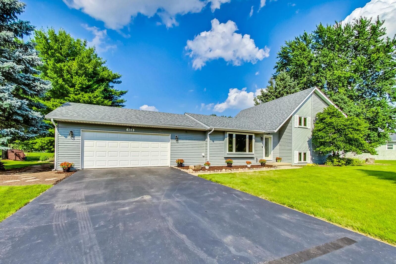 Property Photo: 568 Pamela Court IL 60136