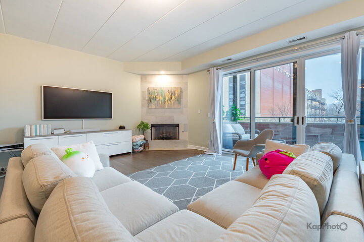 Property Photo: 1332 W Madison Street 2W IL 60607