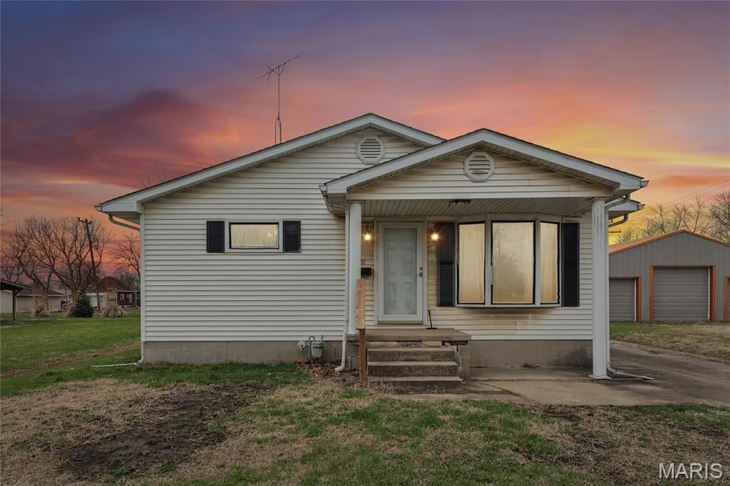 Property Photo:  301 S Clinton Street  IL 62056 