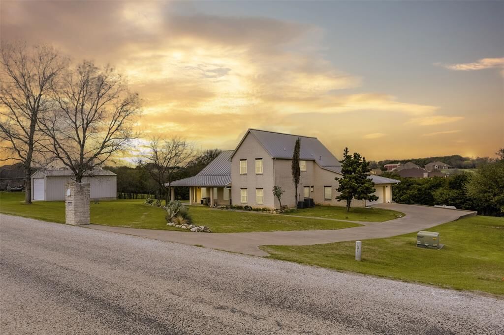 Property Photo: 433 Stone Mountain Court TX 76035