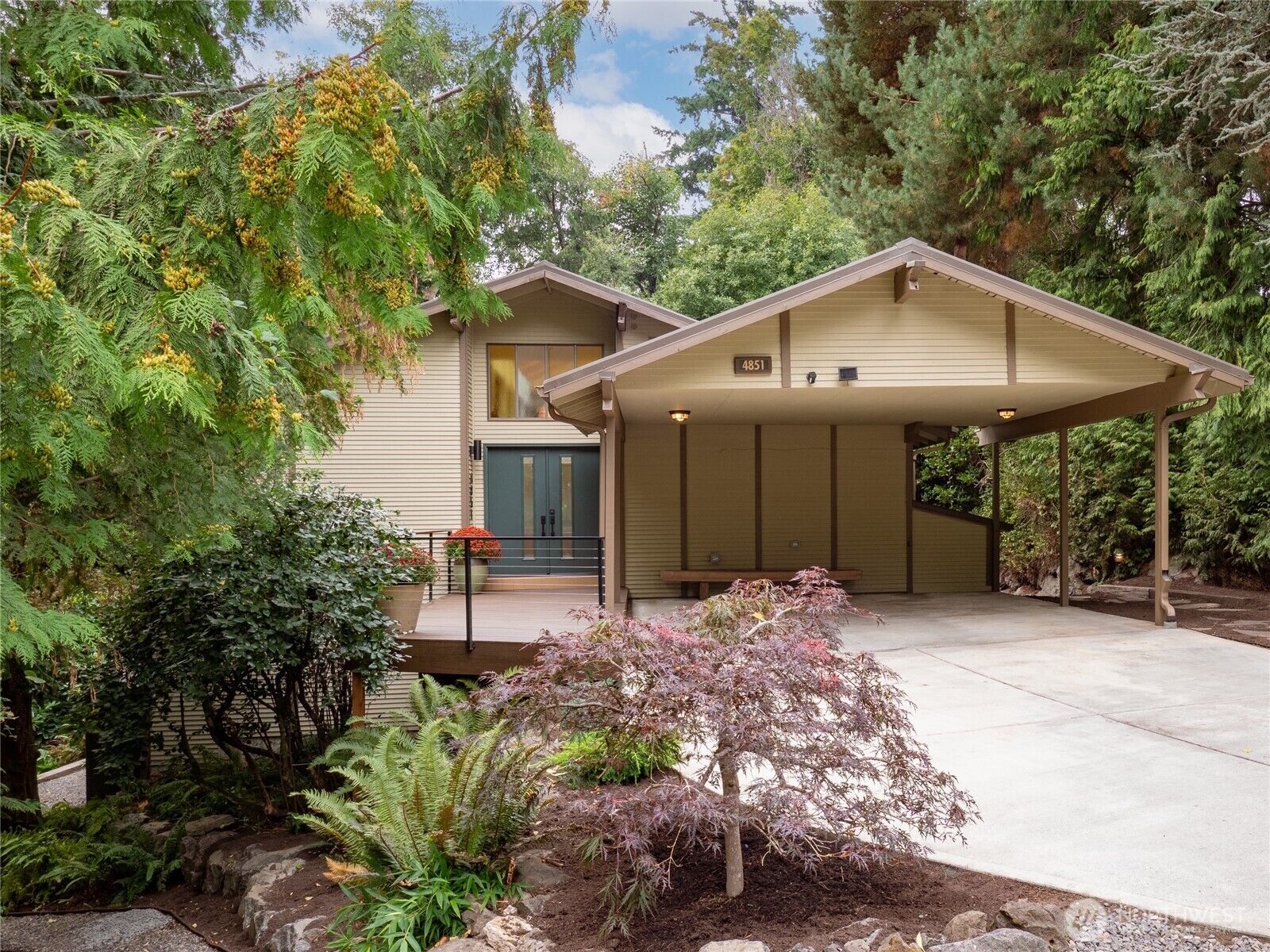 Property Photo:  4851  88th Place SE  WA 98040 