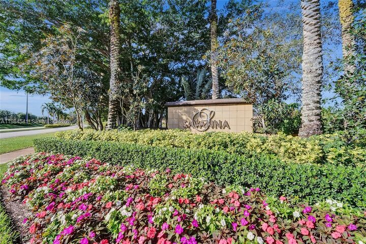 Property Photo:  930 W Bluewood Ter  FL 33327 