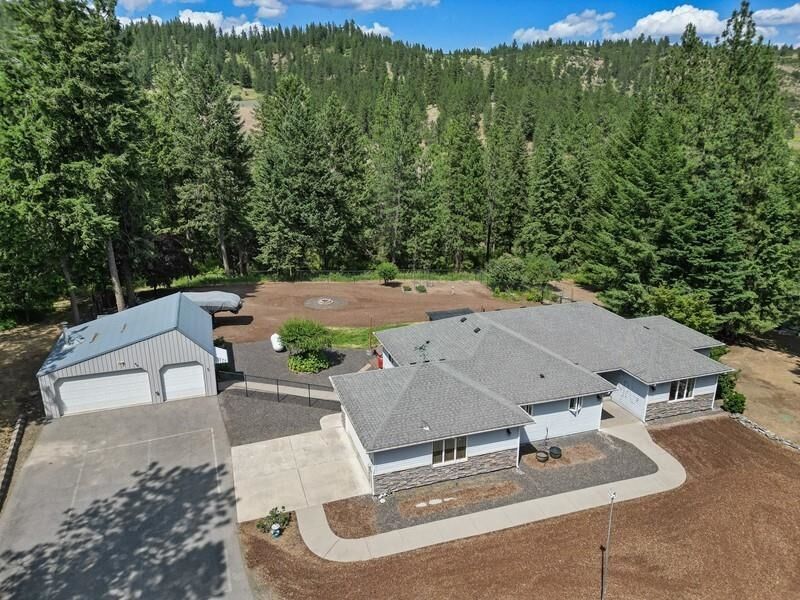 Property Photo:  6920 N Harvard Rd  WA 99025 