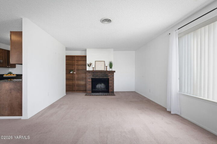 Property Photo:  701 S 38th Ave  WA 98902 