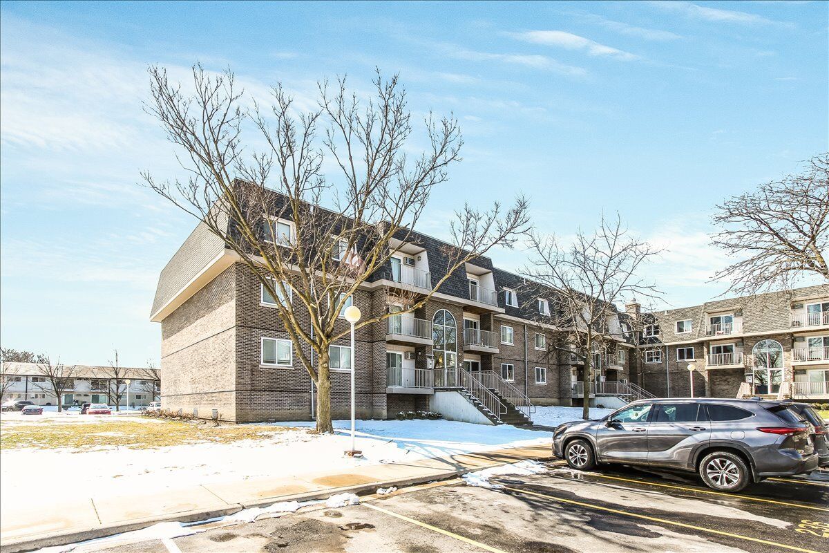 Property Photo:  831 McIntosh Court 208  IL 60070 