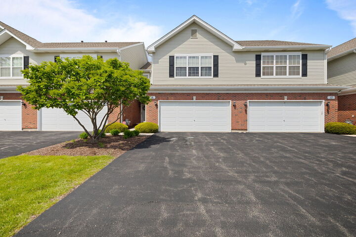 Property Photo:  16 Black Oak Court  IL 60490 