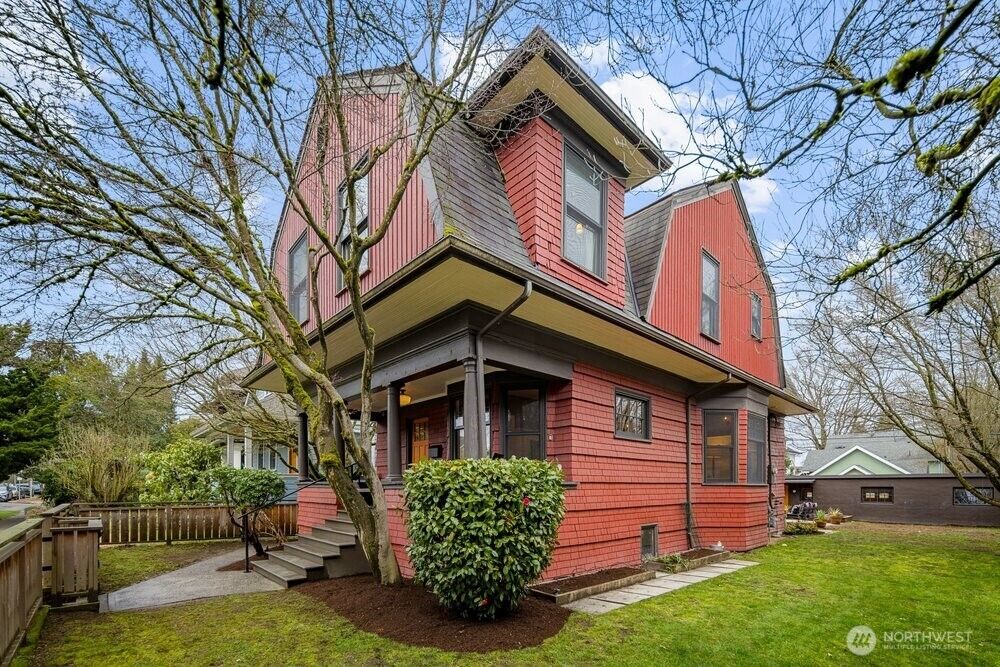 Property Photo:  610  16th Avenue E  WA 98112 
