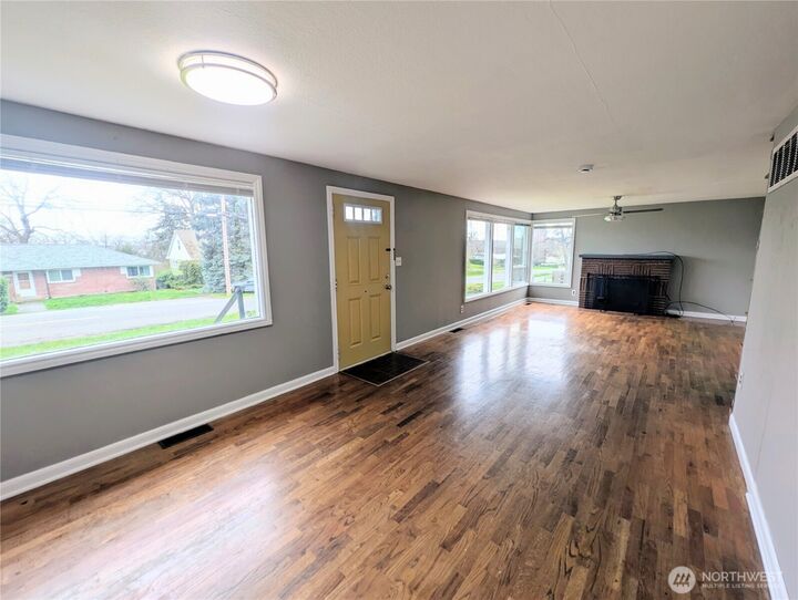 Property Photo:  1740 SE  6th Street  WA 98277 
