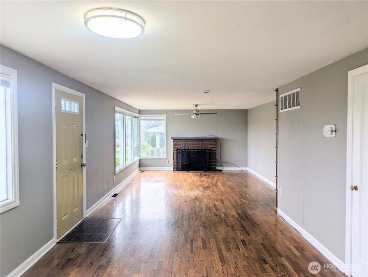 Property Photo:  1740 SE  6th Street  WA 98277 