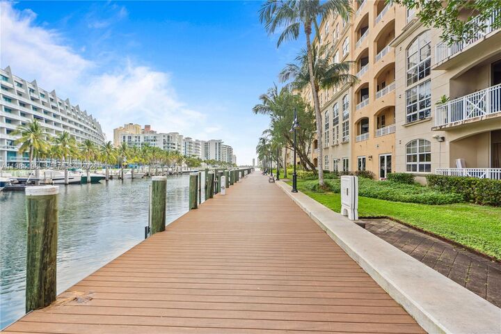 Property Photo:  3001 NE 185th St 716  FL 33180 