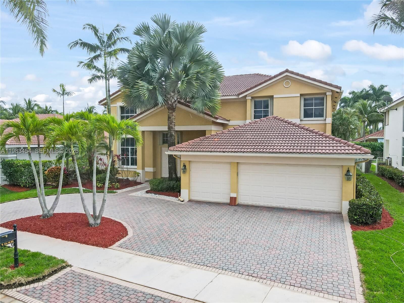Property Photo: 1646 Victoria Pointe Ln FL 33327