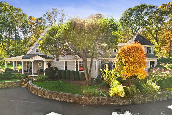 Property Photo:  6 Winthrop Hills  CT 06883 