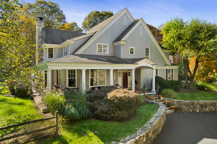 Property Photo:  6 Winthrop Hills  CT 06883 