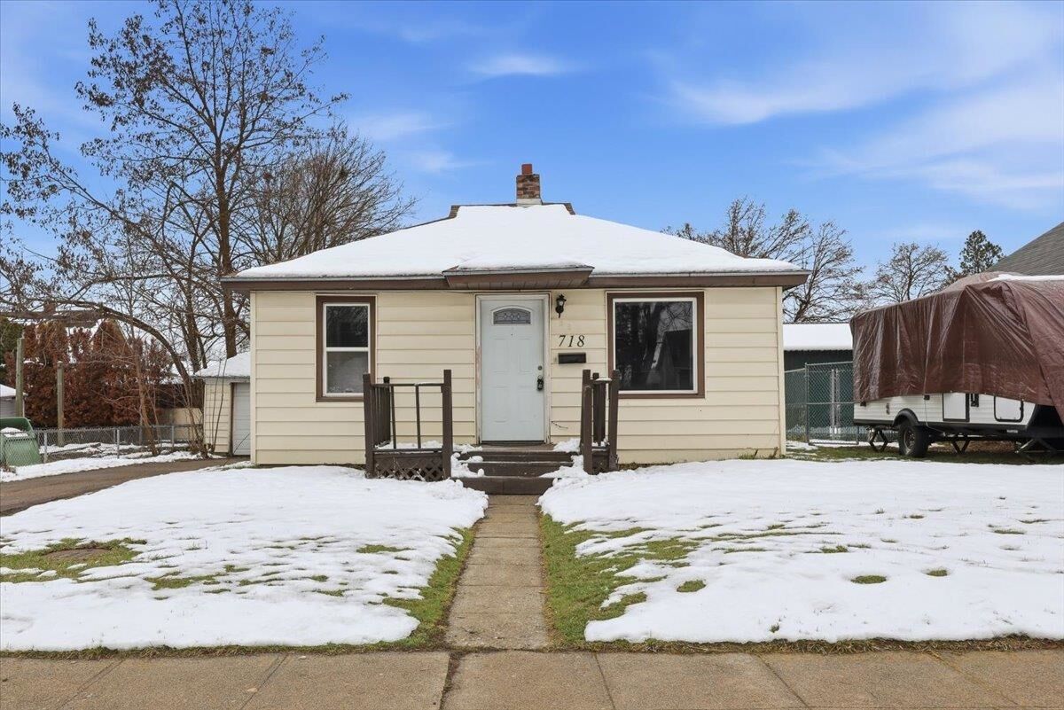 Property Photo:  718 E Queen Ave  WA 99207 