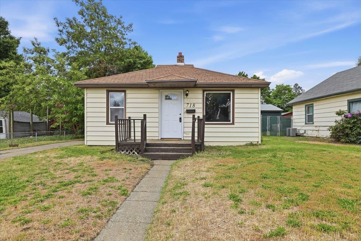 Property Photo:  718 E Queen Ave  WA 99207 