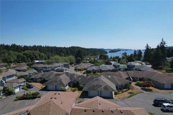 Property Photo: 130 Corbett Rd #3 BC V8K 1T2