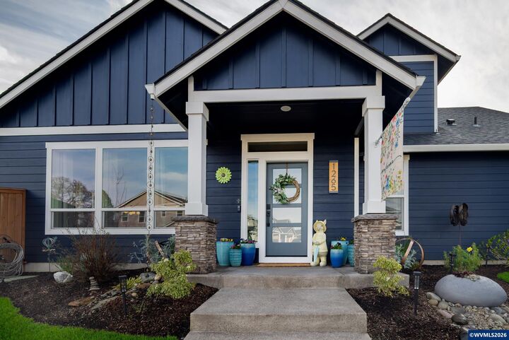 Property Photo: 1265 S 11th St OR 97351