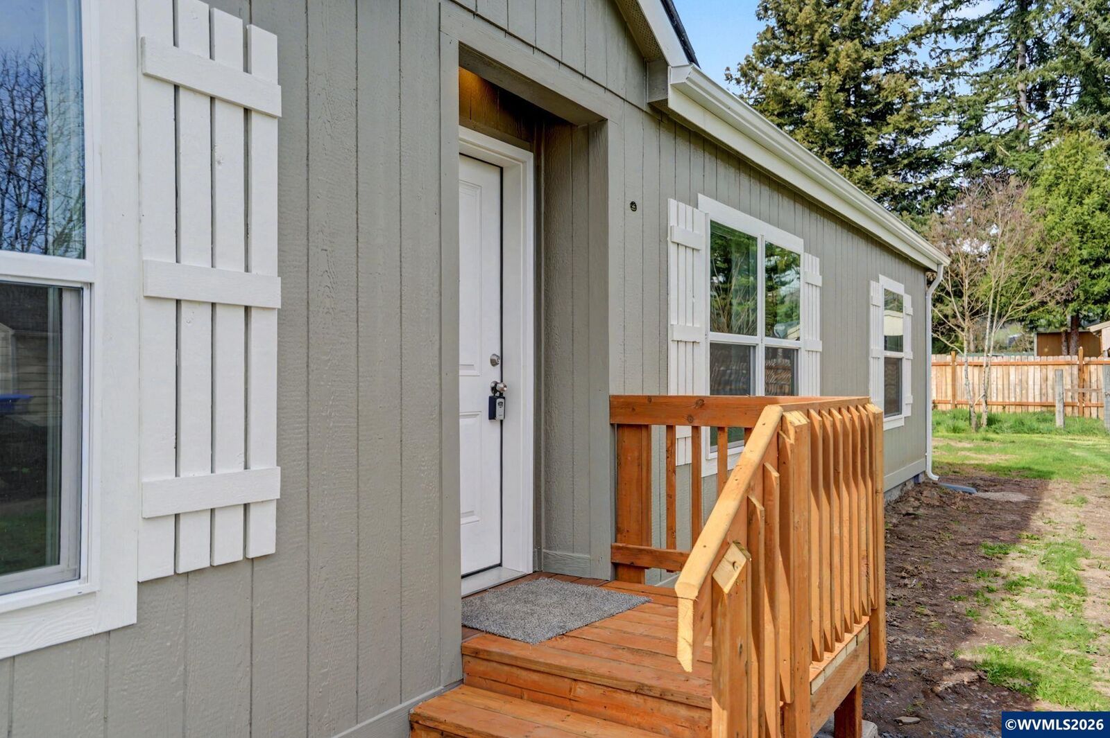 Property Photo:  217 SE Juniper St  OR 97360 