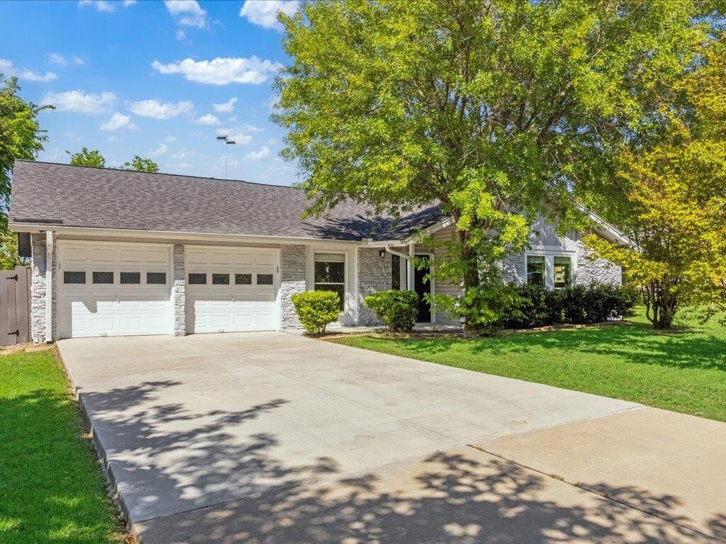 Property Photo: 7302 Meadowood Drive Drive TX 78723