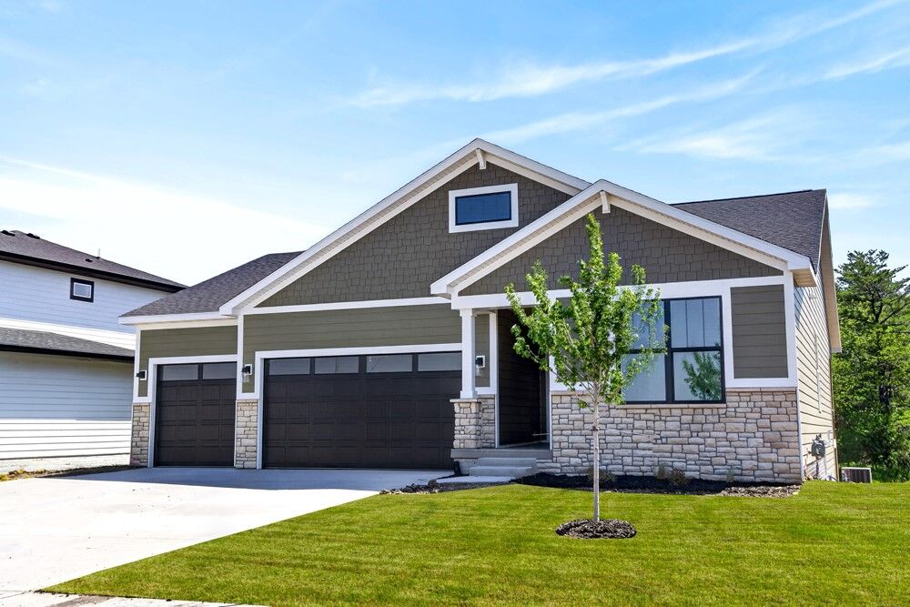 Property Photo:  1625 NW Parkside Lane  IA 50263 