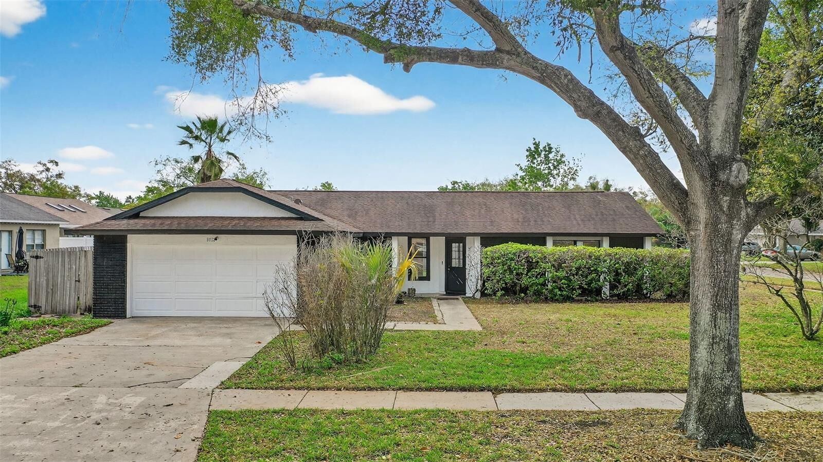 Property Photo: 9823 Balmoral Circle FL 32817