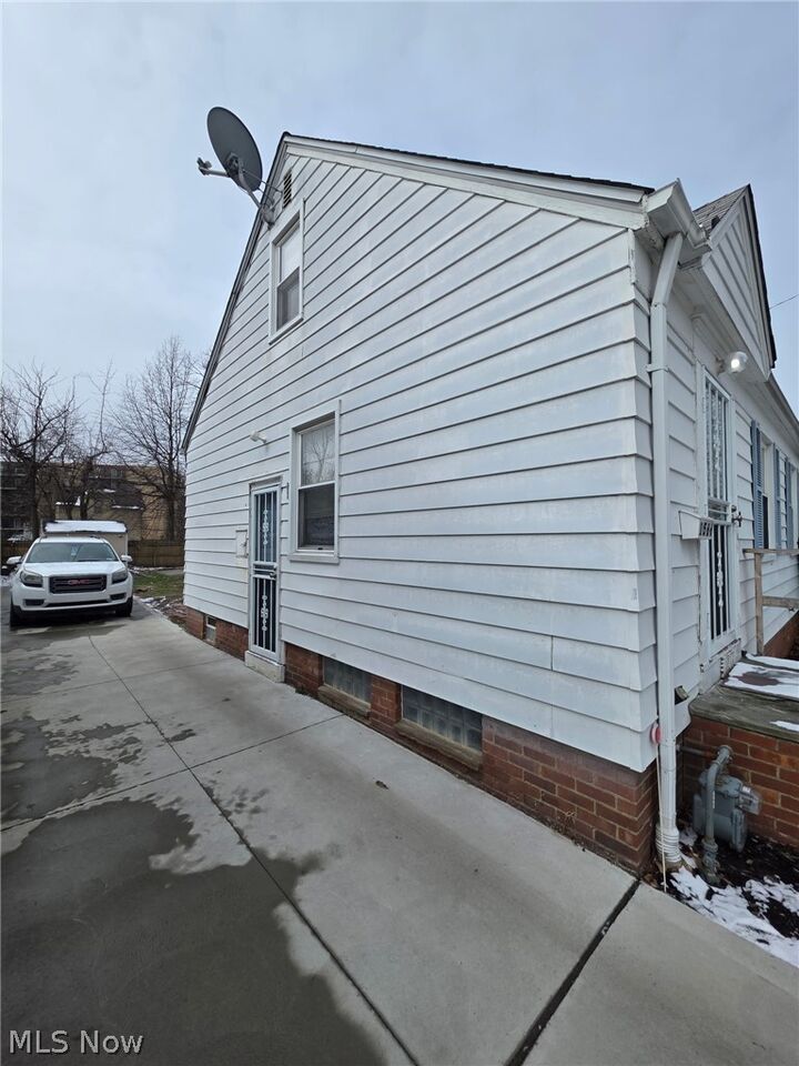 Property Photo:  1566 E 195th Street  OH 44117 