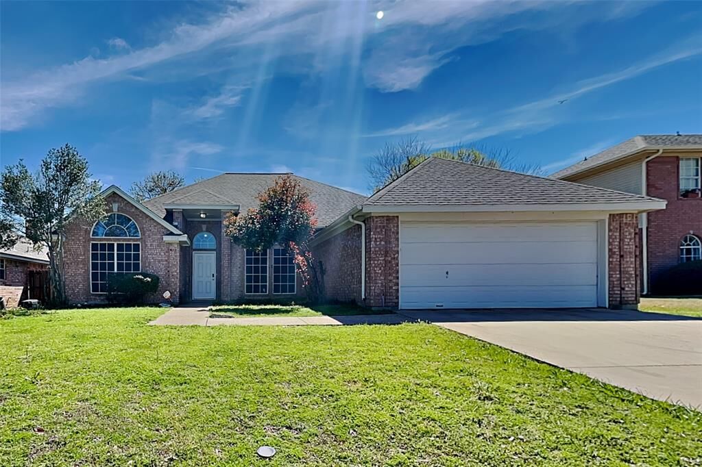 Property Photo: 1504 New Haven Drive TX 76063