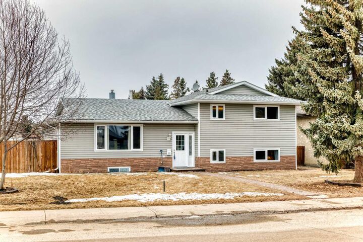 Property Photo:  315 Barrett Drive  AB T4R 1J1 