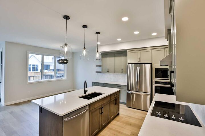 Property Photo: 668 Devonia Road W AB T1J 5W3