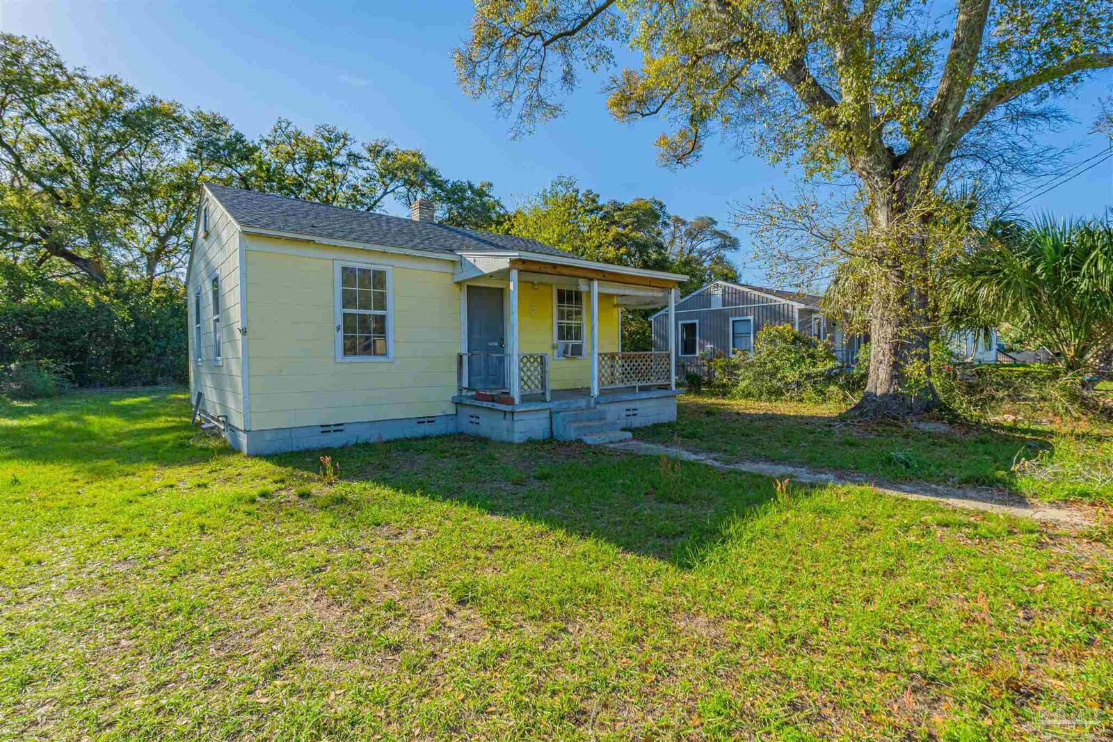 Property Photo:  7 E Carver Dr  FL 32507 