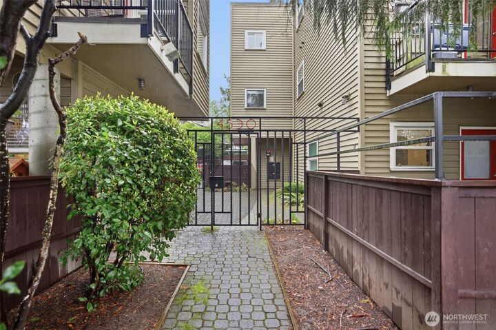 Property Photo: 4530 Meridian Avenue N S-2 WA 98103