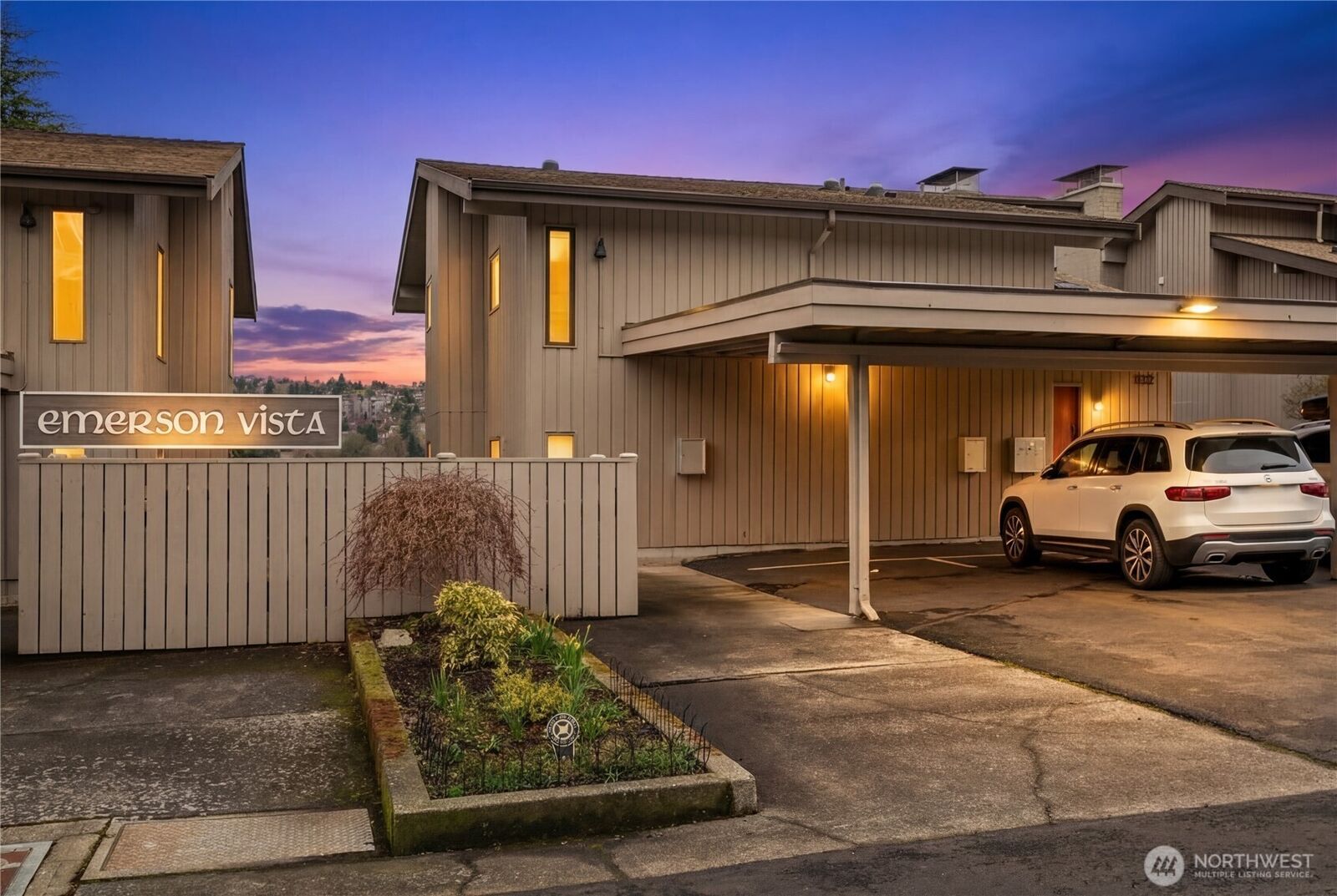 Property Photo:  924 W Emerson Street 932A  WA 98119 