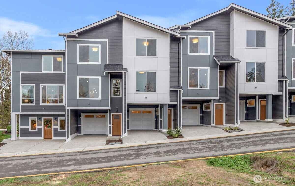 Property Photo: 16823 Alder Way G6 WA 98037