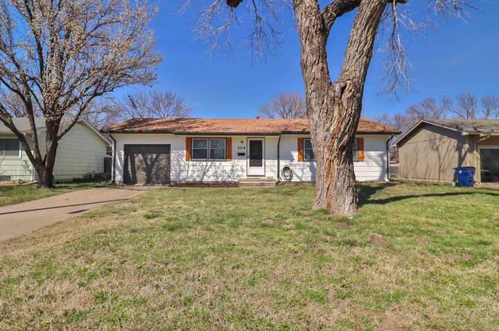 Property Photo: 2318 W Heuett St KS 67217