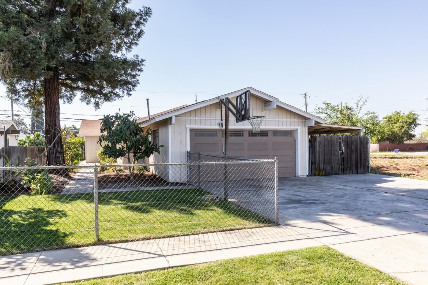 Property Photo:  377 West Alluvial Avenue  CA 93650 