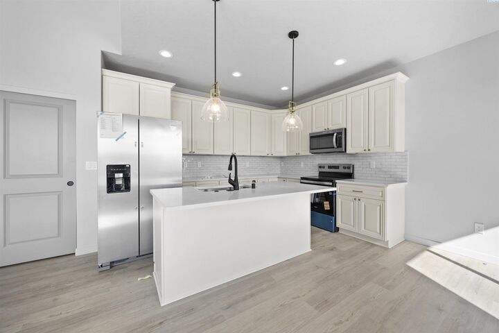 Property Photo: 606 Eureka Ave WA 99301