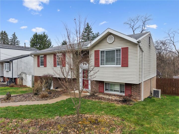 Property Photo:  125 Glenhurst Dr  PA 15147 