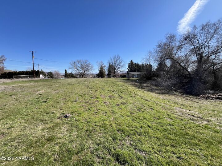 Property Photo:  332 Parish Rd  WA 98942 